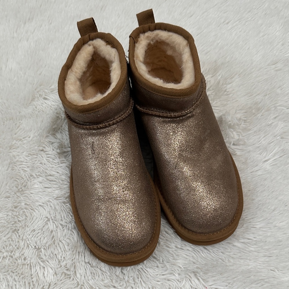 😊 BearPaw Sherpa Line Metallic Ankle Boot